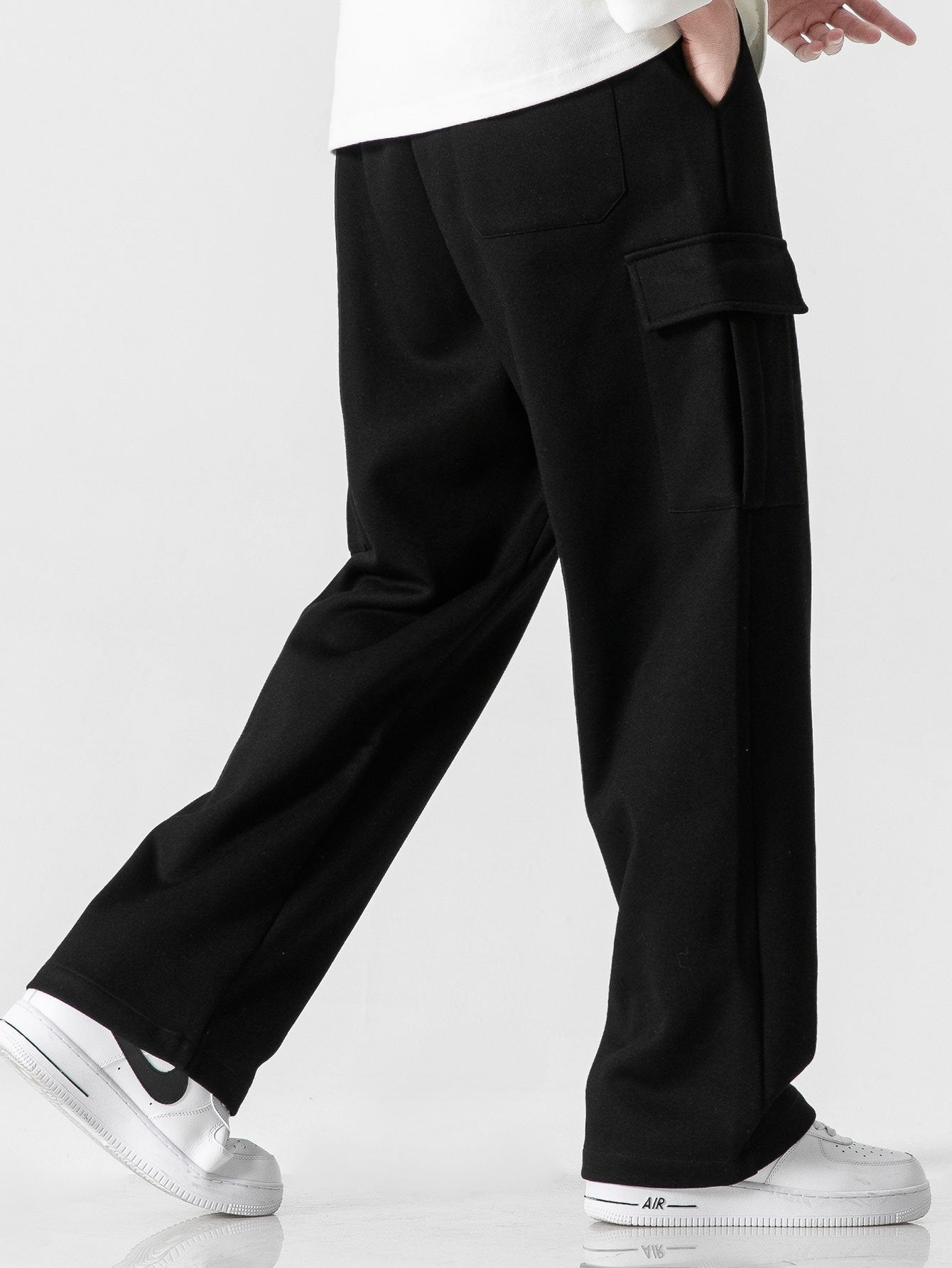 Pantalón cargo negro con bolsillos tipo cargo y ajuste elástico en la cintura