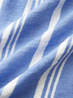 Tela de camisa a rayas azul claro y blancas, diseño vertical
