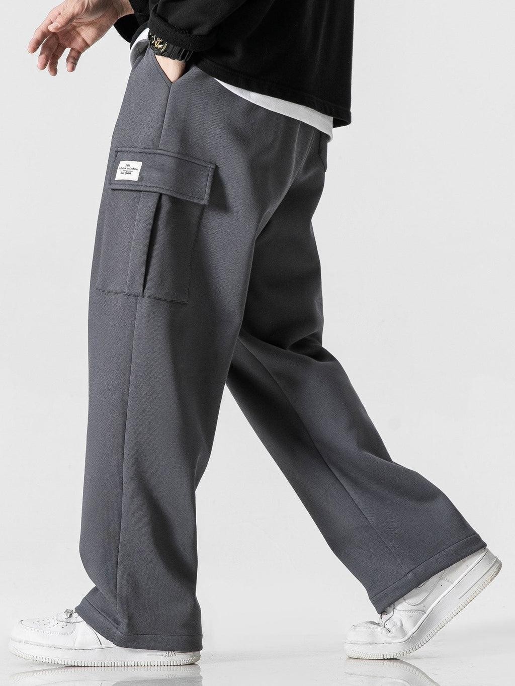 Pantalón cargo gris oscuro con bolsillos laterales y cordones decorativos