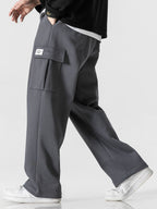 Pantalón cargo gris oscuro con bolsillos laterales y cordones decorativos