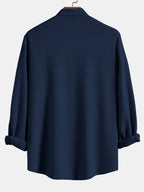 Camisa de manga larga acanalada azul marino, cuello de pie, vista trasera
