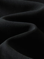 Tela de pantalón recto relajado negro, textura lisa y tejida