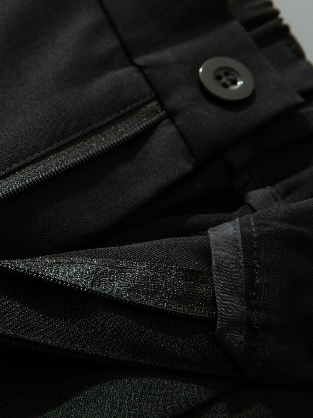 Pantalón recto relax negro: cierre con cremallera y botón