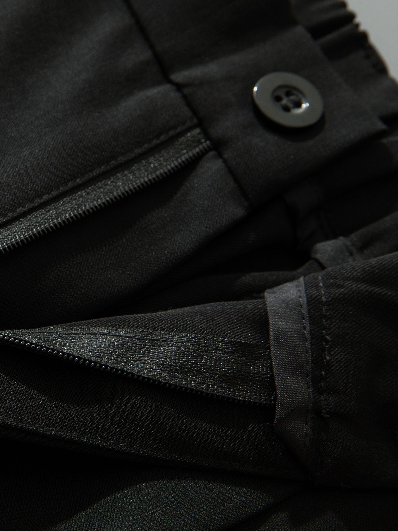 Pantalón recto relax negro: cierre con cremallera y botón