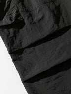 Pantalón parachute hidrófugo negro con costuras marcadas y bolsillos tipo cargo