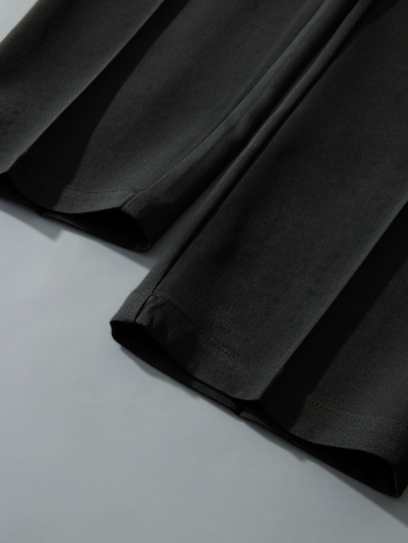 Pantalón recto relax negro con dobladillo y caída recta