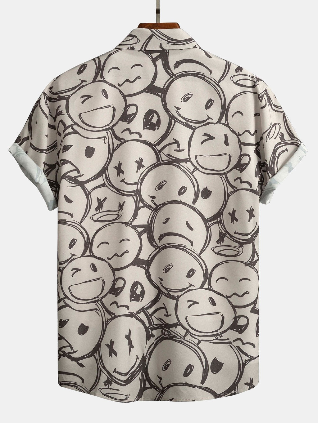 Camisa de manga corta color arena con estampado de caritas en la espalda, cuello y botones