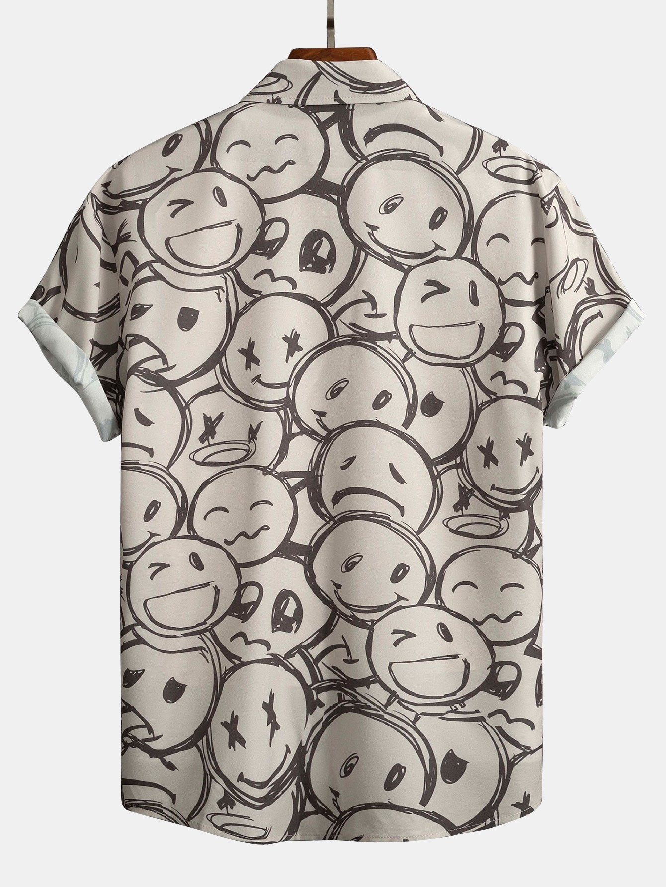 Camisa de manga corta color arena con estampado de caritas en la espalda, cuello y botones