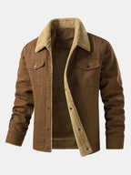 Chaqueta tipo chino con borreguito, marrón, botones a presión y bolsillos con solapa