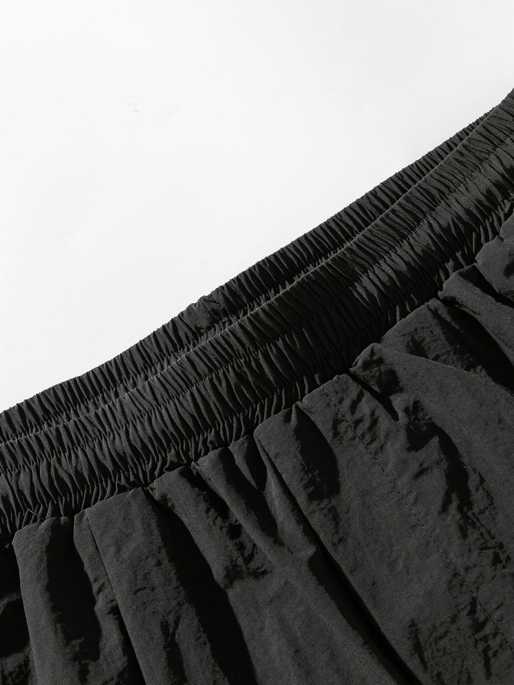Pantalón paracaídas negro, cintura elástica y tejido con textura abullonada