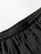 Pantalón paracaídas negro, cintura elástica y tejido con textura abullonada