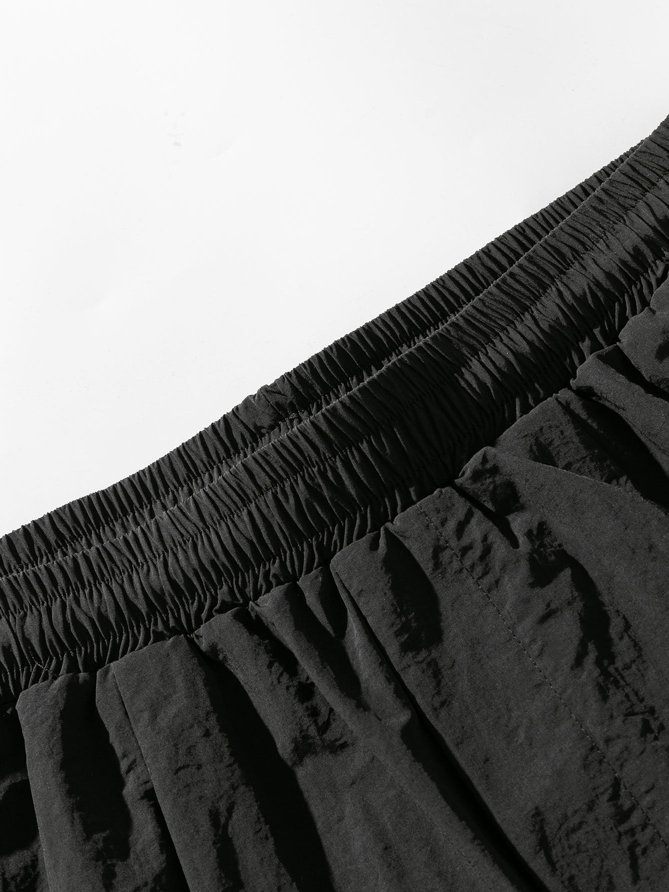 Pantalón paracaídas negro, cintura elástica y tejido con textura abullonada
