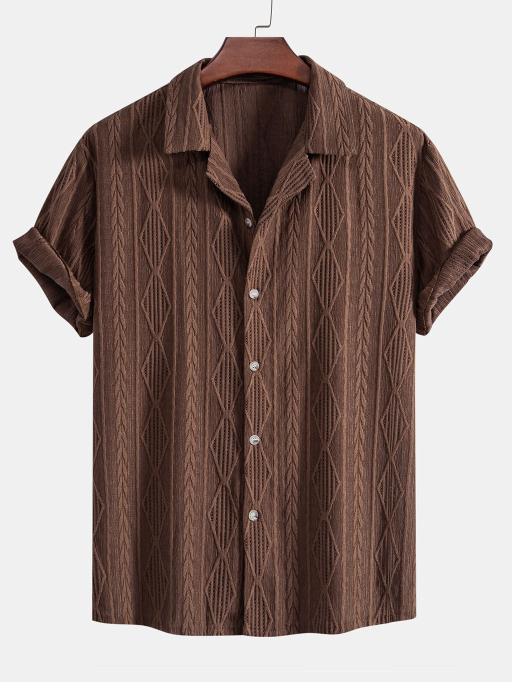 Camisa de manga corta café con solapa y botones al frente, tejido con relieve geométrico.