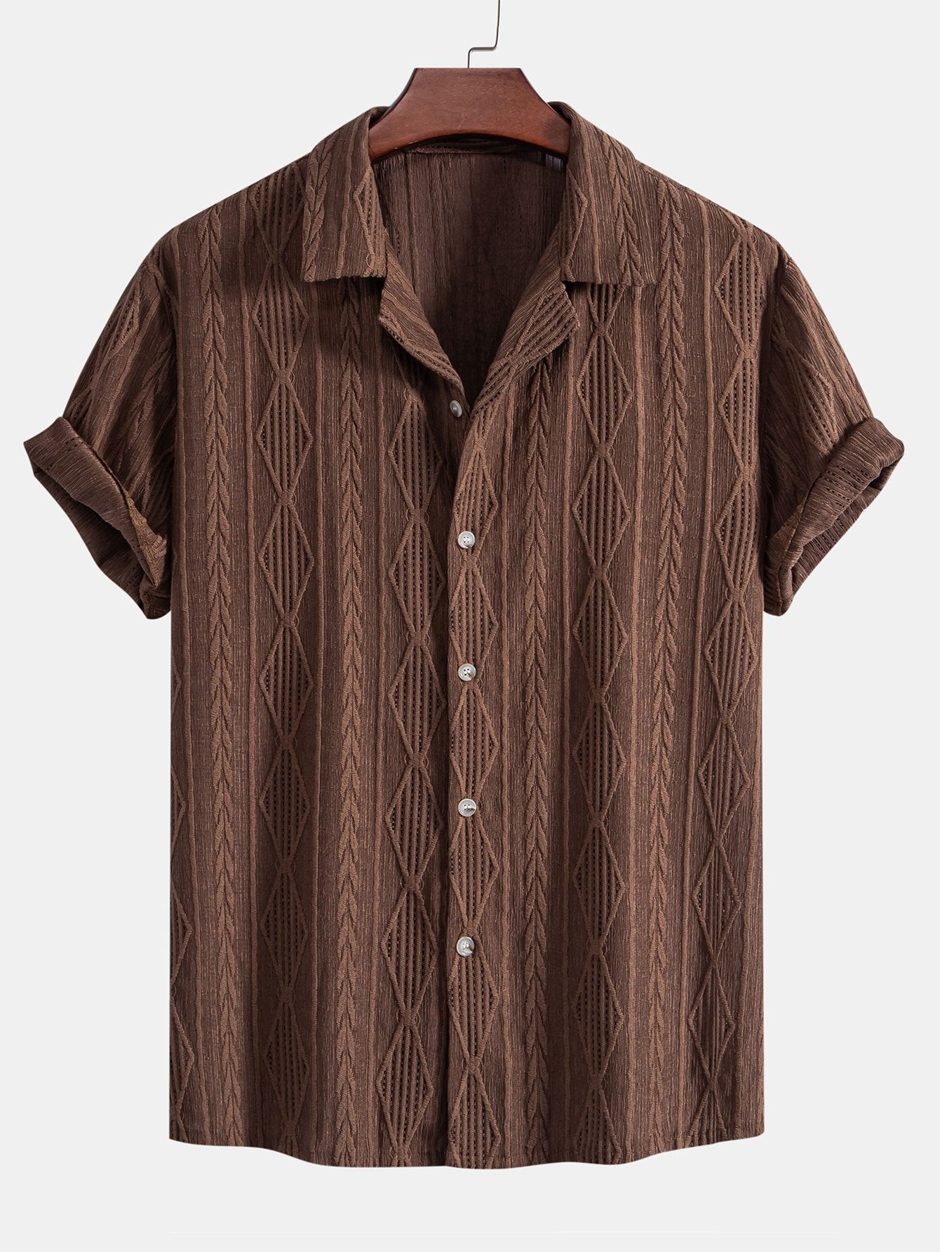 Camisa de manga corta café con solapa y botones al frente, tejido con relieve geométrico.