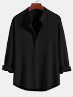 Camisa acanalada negra con cuello de pie y abotonado frontal, manga larga