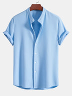 Camisa manga corta acanalada con cuello alto, azul claro.