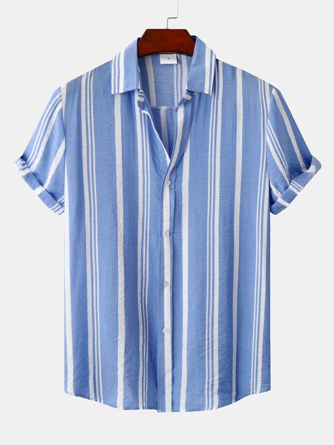 Camisa de botones de rayas azul claro, manga corta, cuello tipo camisa.