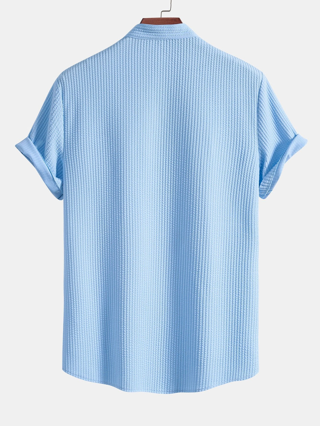 Camisa manga corta acanalada con cuello alto, azul claro, vista trasera.