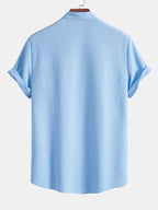 Camisa manga corta acanalada con cuello alto, azul claro, vista trasera.