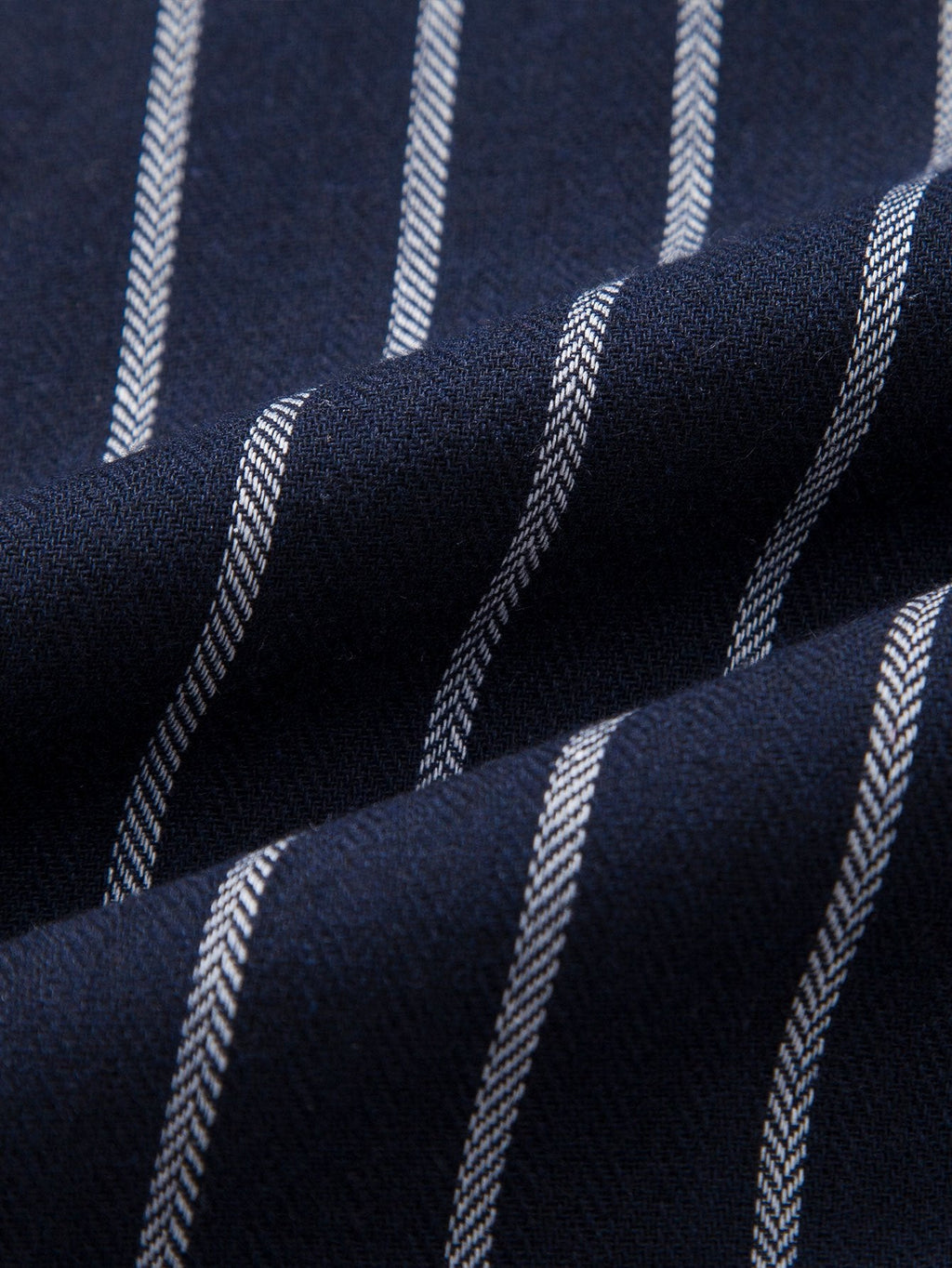 Tela de camisa azul marino con rayas claras verticales en textura tejida.