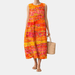 Vestido midi sin mangas estampado naranja y rosa, tiro entallado y falda suelta