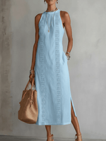 Vestido azul claro sin mangas con cuello alto y franja de encaje, abertura lateral