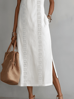 Vestido blanco sin mangas con franja de encaje y abertura lateral en el bajo