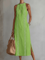 Vestido verde lima sin mangas con detalle de encaje central y abertura lateral