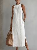 Vestido blanco sin mangas con cuello alto y paneles de encaje, abertura lateral