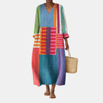 Vestido midi María™ de rayas multicolor, cuello V, corte suelto y mangas 3/4