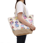 Bolso tote con estampado multicolor de piñas, asas trenzadas y tela tipo yute beige