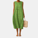 Vestido midi verde sin mangas con estampado floral; corte suelto hasta la rodilla
