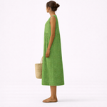 Vestido midi verde sin mangas con estampado floral; vista trasera de perfil