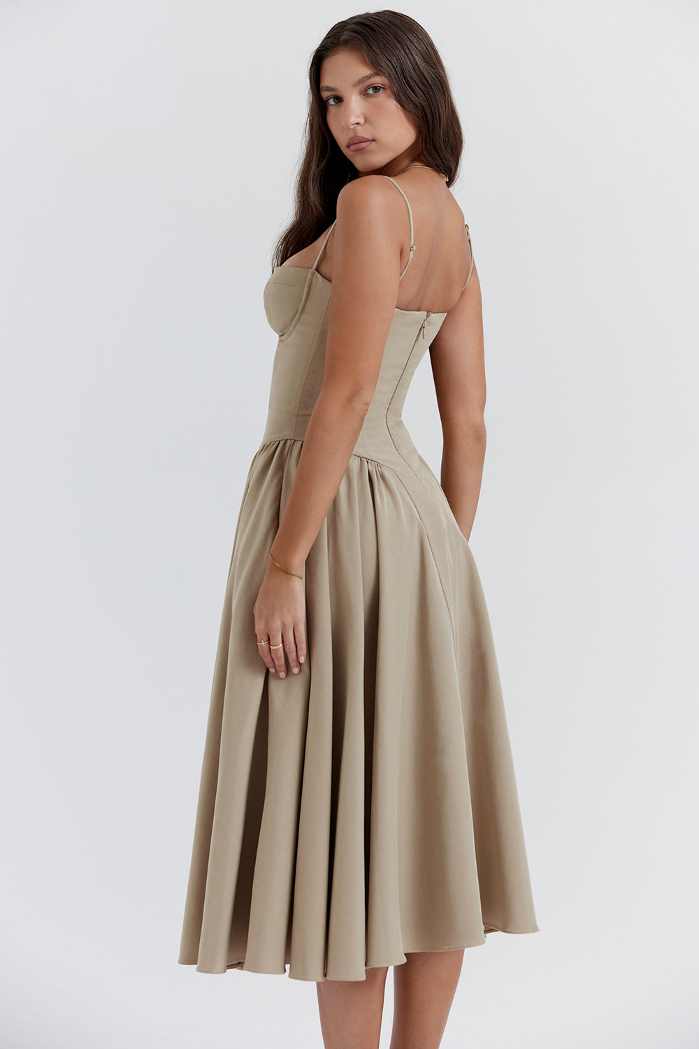 Vestido NOVA verde salvia sin mangas con tirantes finos y falda plisada