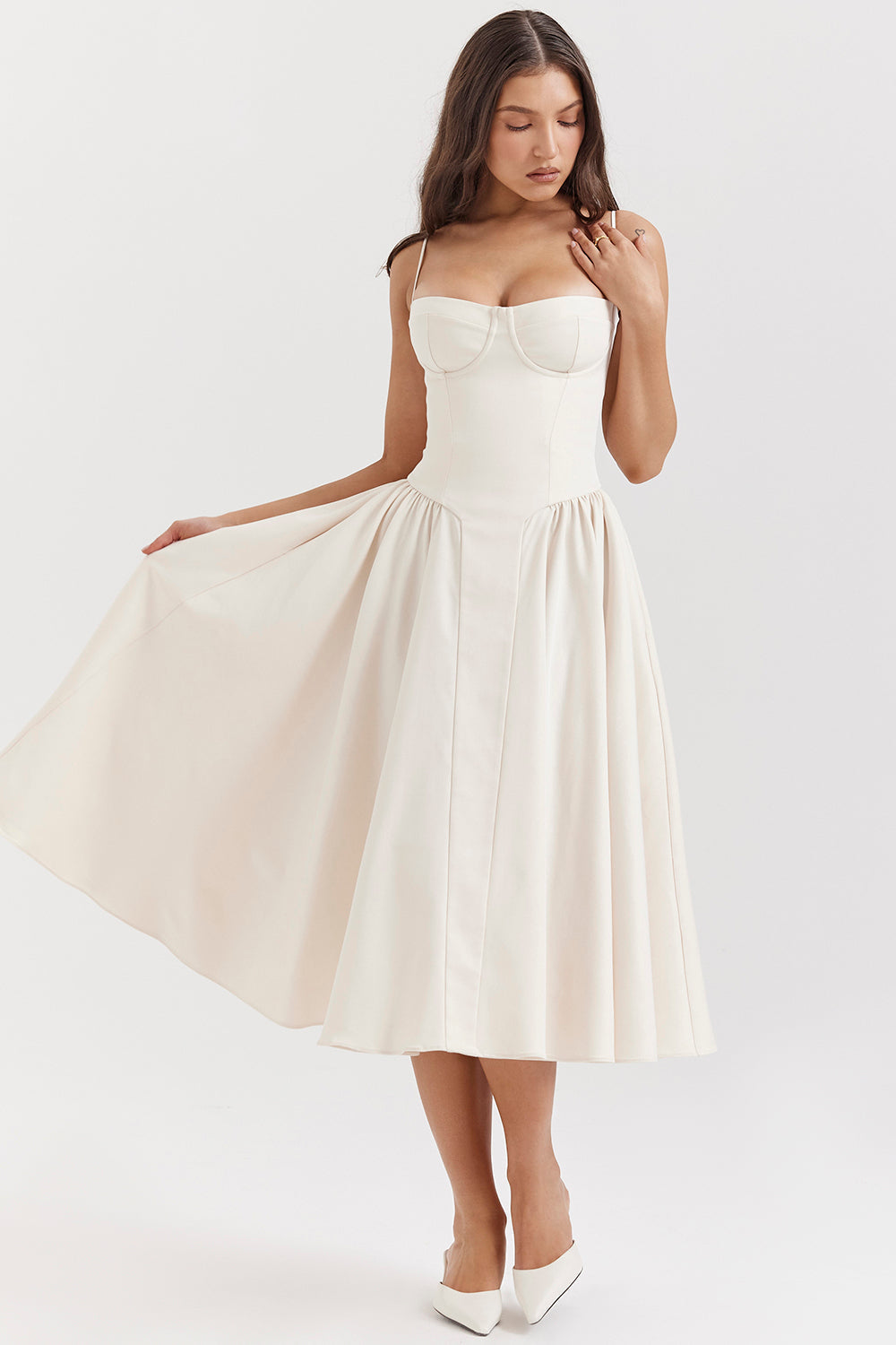 Vestido midi crema con tirantes finos y falda acampanada con frunces en la cintura