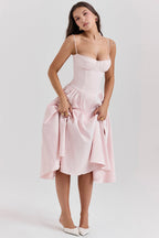 Vestido midi rosa con tirantes finos y falda acampanada fruncida desde la cintura