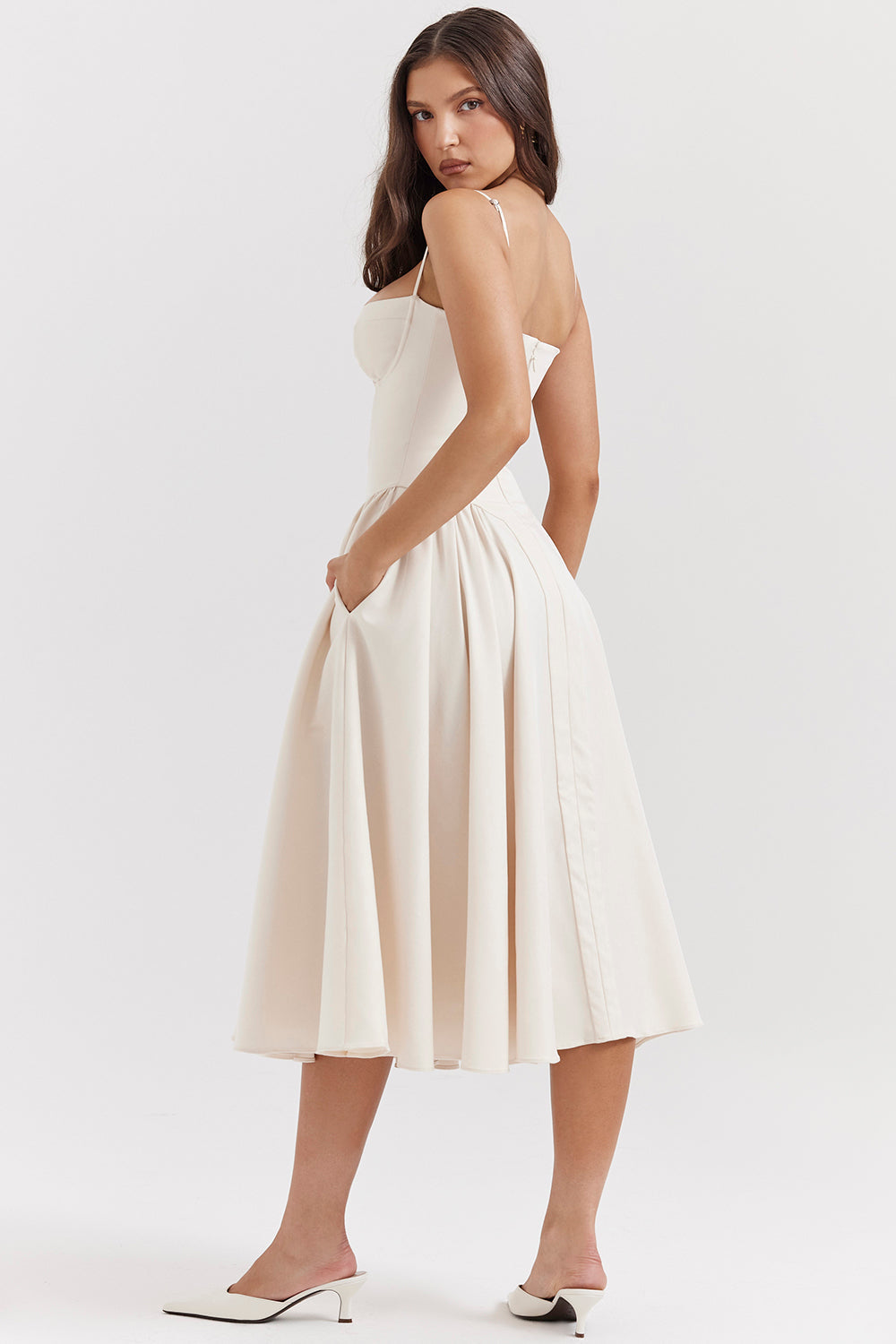 Vestido midi crema sin mangas con tirantes finos, cuerpo entallado y falda acampanada