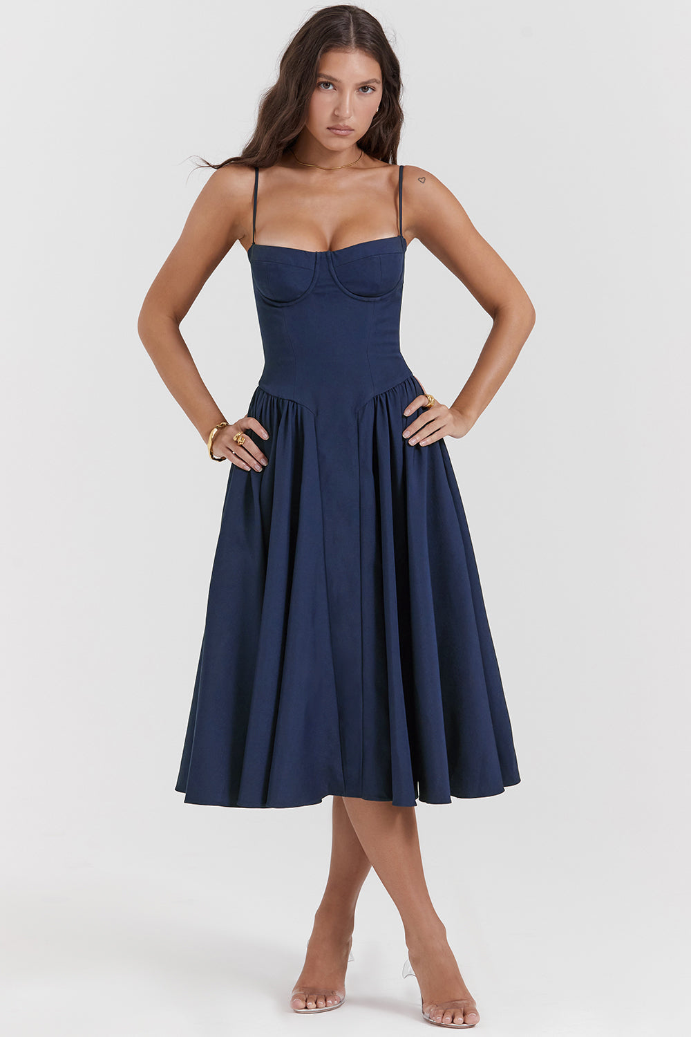 Vestido NOVA azul marino sin mangas con tirantes finos y falda amplia acampanada