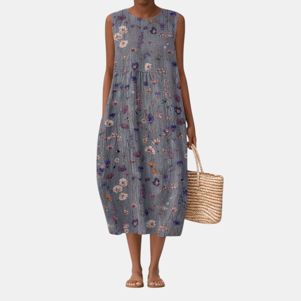 Vestido midi sin mangas azul gris con estampado floral multicolor, corte fruncido