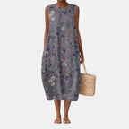 Vestido midi sin mangas azul gris con estampado floral multicolor, corte fruncido