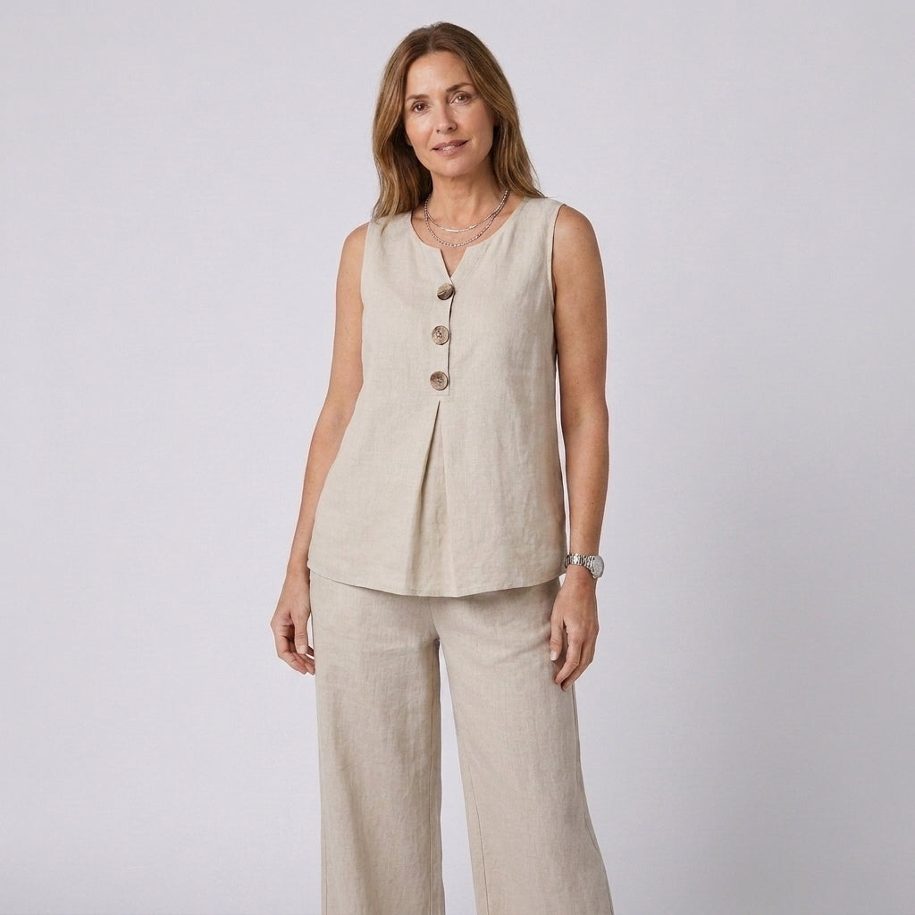 Conjunto fluido en tono beige: top sin mangas y pantalón ancho con botones al frente.