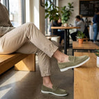 Mocasines PENNY para hombre caqui con pantalón claro, suela blanca y tira frontal