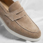 Mocasines PENNY para hombre beige, detalle de tira frontal y costuras, suela blanca