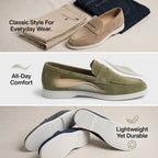 Mocasín de hombre de ante color beige, con tira cruzada y suela blanca.