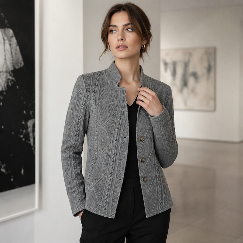 Chaqueta texturizada gris oscuro con botones frontales y solapas, manga larga