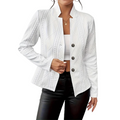 Chaqueta texturizada blanca con botones frontales y solapas, relieve geométrico