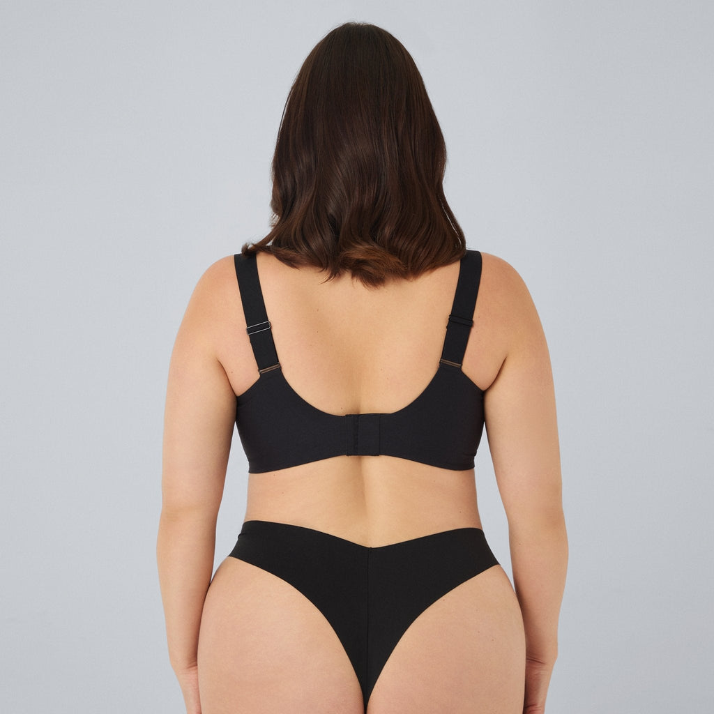 Sujetador sin costuras y tanga sin costuras negros, vista trasera