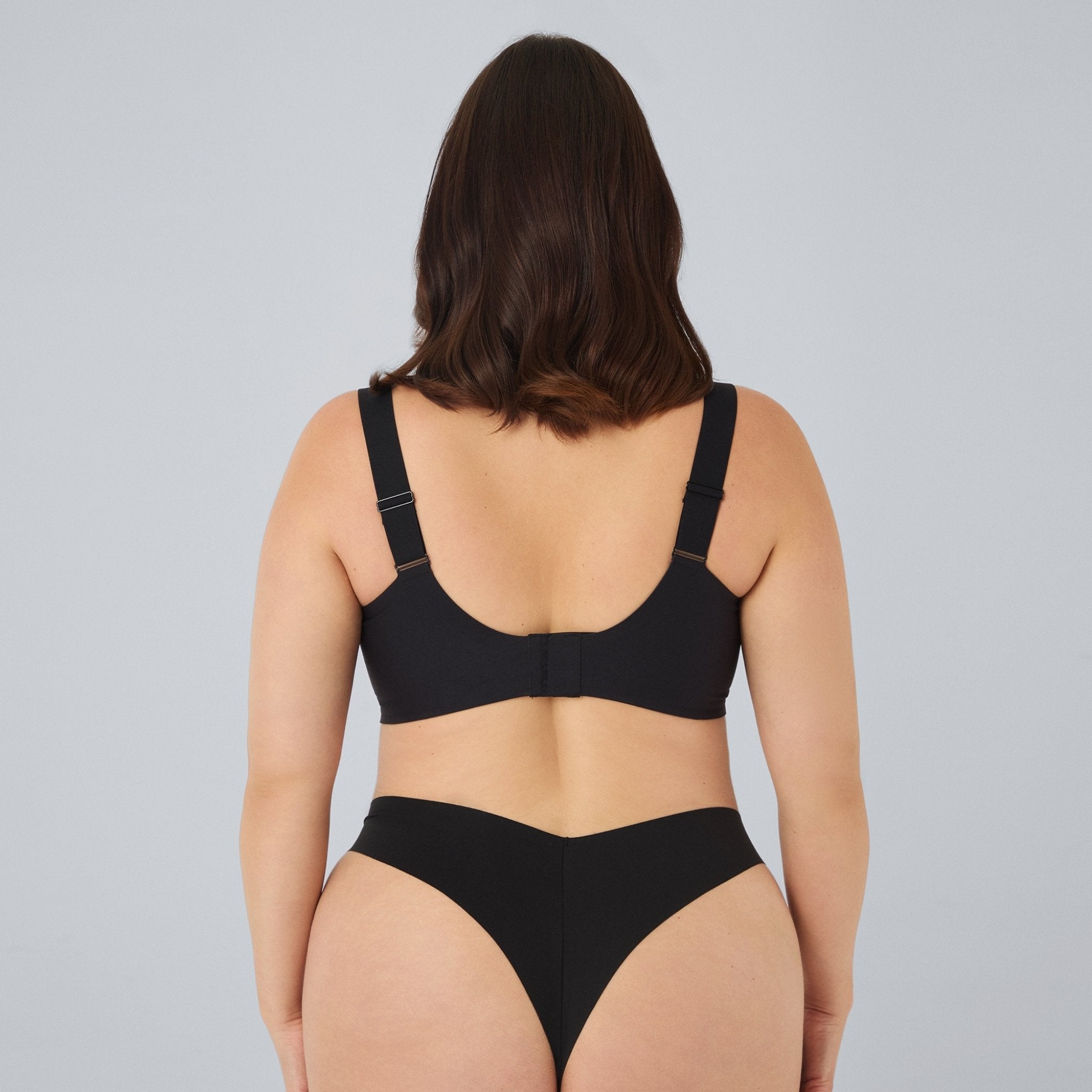 Sujetador sin costuras y tanga sin costuras negros, vista trasera