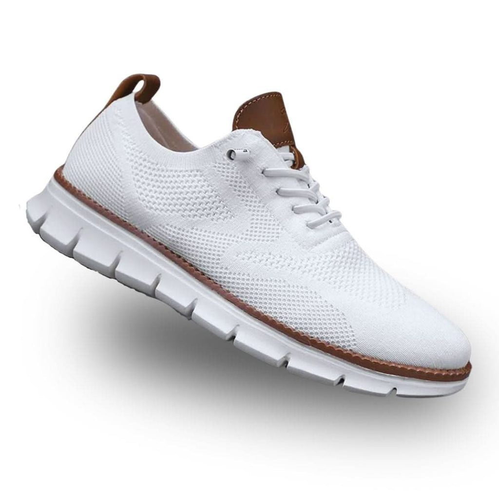 Zapatilla deportiva blanca con cordones y detalles marrones en talón