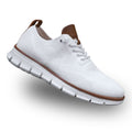 Zapatilla deportiva blanca con cordones y detalles marrones en talón